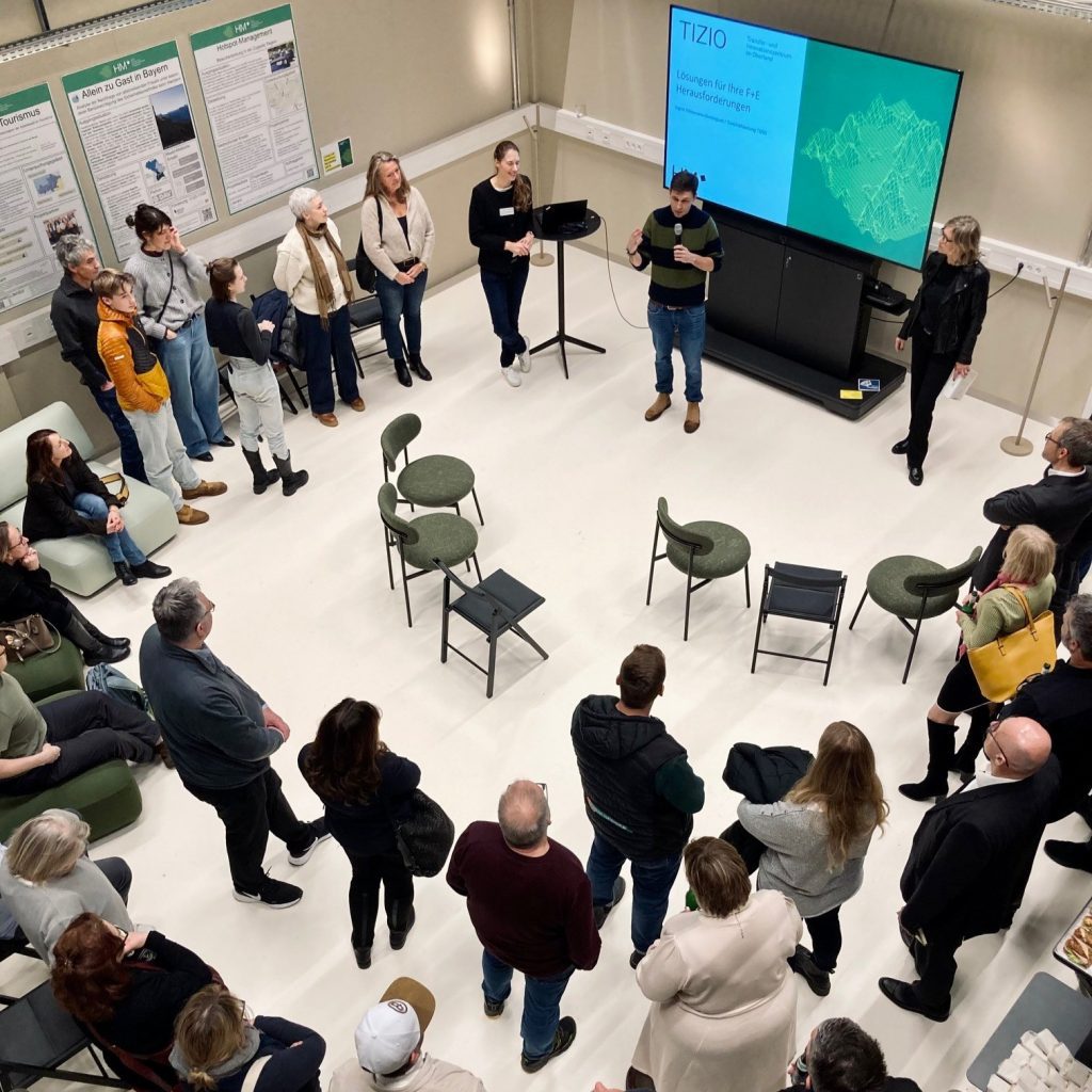 Ein rundum gelungener Unternehmerstammtisch führte Ende Januar zahlreiche Unternehmerinnen und Unternehmer aus Bad Tölz und der Region in das Technologietransferzentrum TIZIO am Campus Tölz der Hochschule München. Die Teilnehmenden erhielten exklusive Einblicke in die Arbeit des Transfer- und Innovationszentrums sowie in die vielfältigen Möglichkeiten der Zusammenarbeit zwischen regionaler Wirtschaft und angewandter Wissenschaft.