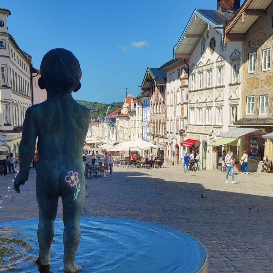 Die Marktstraße verwandelt sich in eine farbenfrohe Erlebniswelt mit zahlreichen Aktionen, Mitmach-Angeboten und Überraschungen für die ganze Familie. Besucherinnen und Besucher erwartet ein abwechslungsreicher Tag voller Kreativität, Shopping und Unterhaltung.