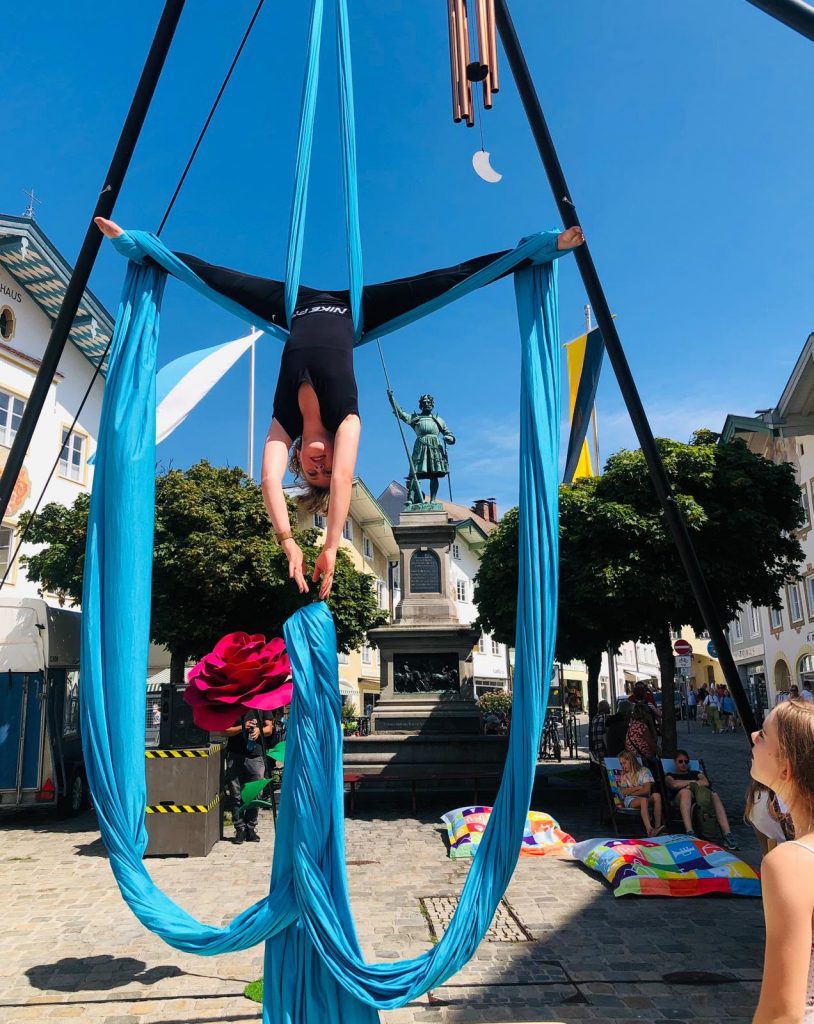 Was für ein schöner Innenstadt Freitag! Unter dem Motto „Urlaub dahoam“ wurde die Tölzer Marktstraße am 7. August bei bestem Sommerwetter zum Treffpunkt für zahlreiche Besucherinnen und Besucher.